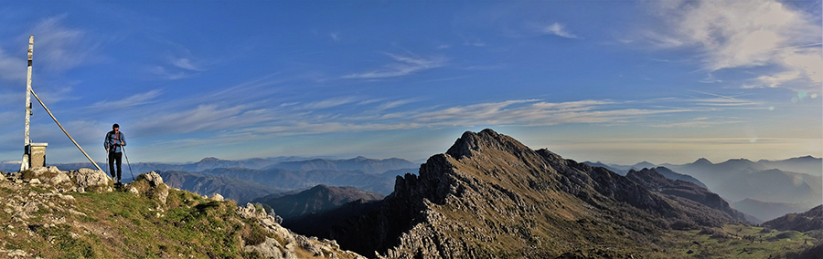 Dalla croce di vetta di Cima Croce d'Alben (1975 m) vista in Cima Alben (2019 m)